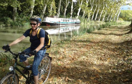 La Mediterranée à vélo le long du Canal du Midi près de Capestang