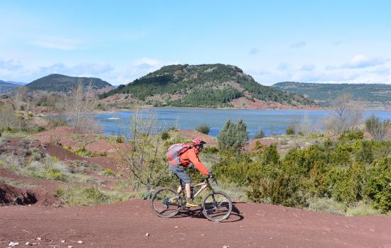 Tour of Salagou lake 