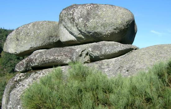 blocs de granit en équilibre, paysage de Margeride