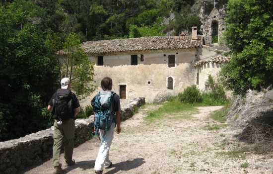 Niché dans un renfoncement rocheux, l'ermitage du Lieu Plaisant