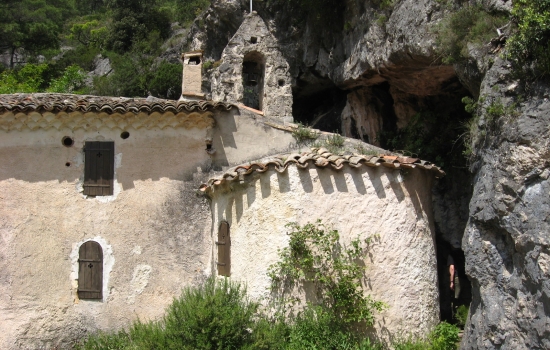 Niché dans un renfoncement rocheux, l'ermitage du Lieu Plaisant