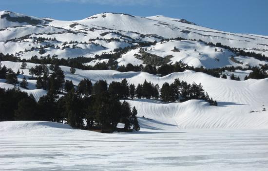 lac des bouillouses sous la glace