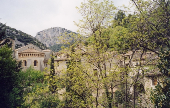 Niché dans un renfoncement rocheux, l'ermitage du Lieu Plaisant