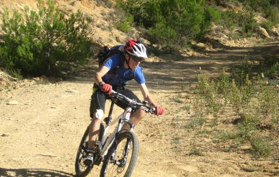 Descente à vtt sur chemin des Corbières