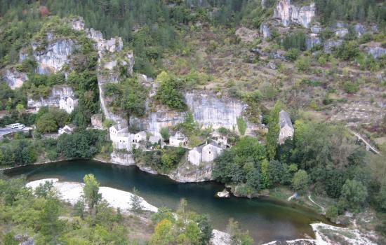 Hameaux des Gorges du Tarn à flanc de falaises