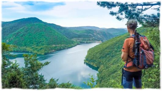 Surplomb du lac d'Avène dans les Monts d'Or en Haut Languedoc