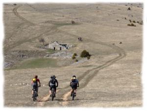 Connaissant la region comme sa poche, votre guide vous emmene decouvrir ses parcours favoris : single track, sentiers en sous bois, pistes traversant le causse, descente tonique dans les gorges