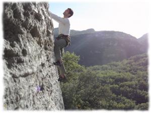 Sur falaises ecole ou grandes voies, le Languedoc regorge de sites d'escalade de grande qualite